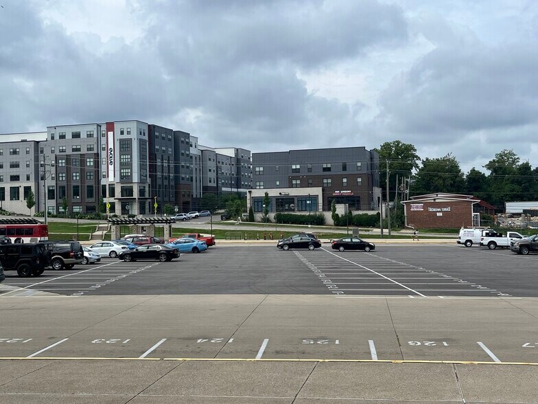 More Photos Of 1425 N Dunn St, Bloomington Apartments For Lease