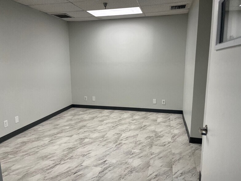 More Photos Of 1307 Hill Ave, Mangonia Park Warehouse For Lease