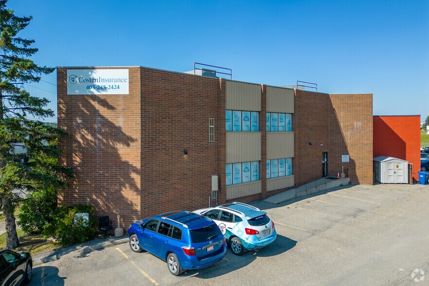 More Photos Of 76 Skyline Cres NE, Calgary Office For Sale