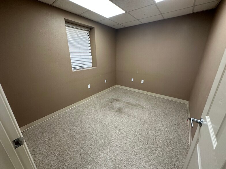 More Photos Of 3460 S Fulton Ave, Odessa Warehouse For Lease