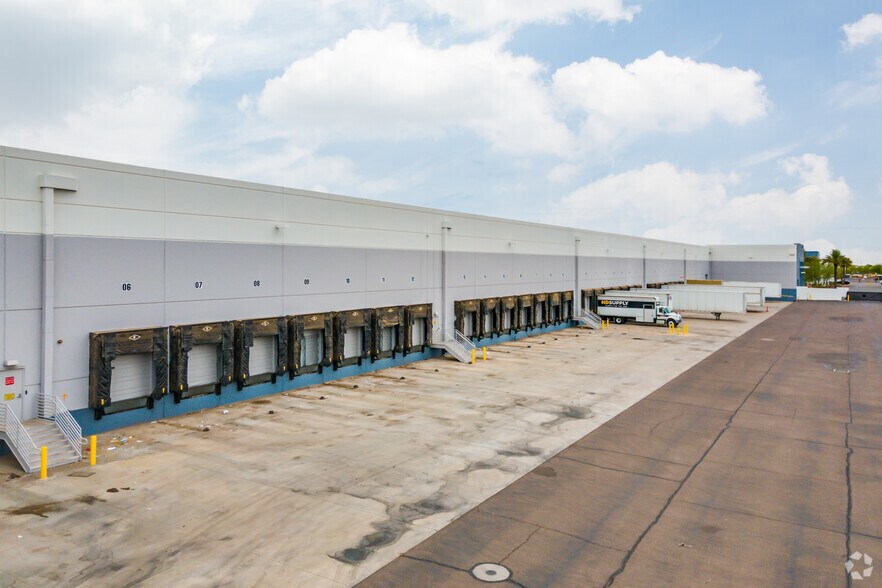 More Photos Of 6825 W Buckeye Rd, Phoenix Distribution For Lease