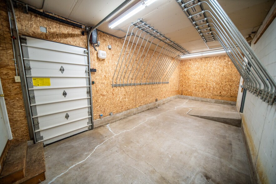 More Photos Of 1006 8th Ave SW, Austin Flex For Lease