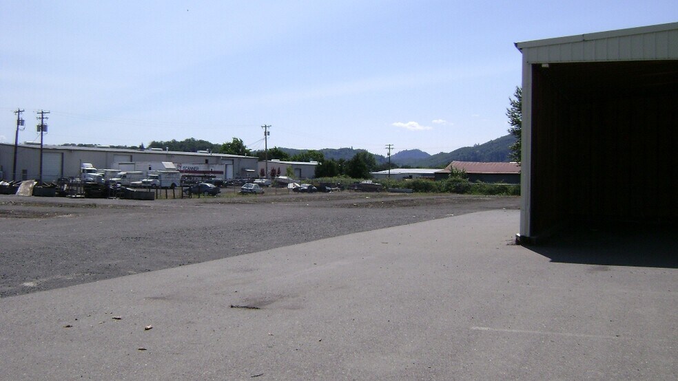 More Photos Of 325 E Happy Valley Rd, Roseburg Distribution For Lease