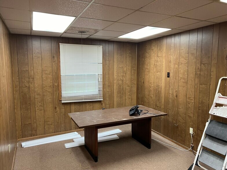 More Photos Of 647 Main St, Thomson Flex For Sale