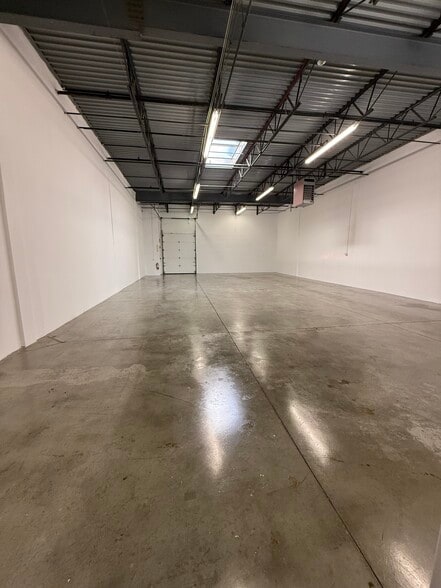More Photos Of 351-425 Country Club Dr, Bensenville Warehouse For Lease