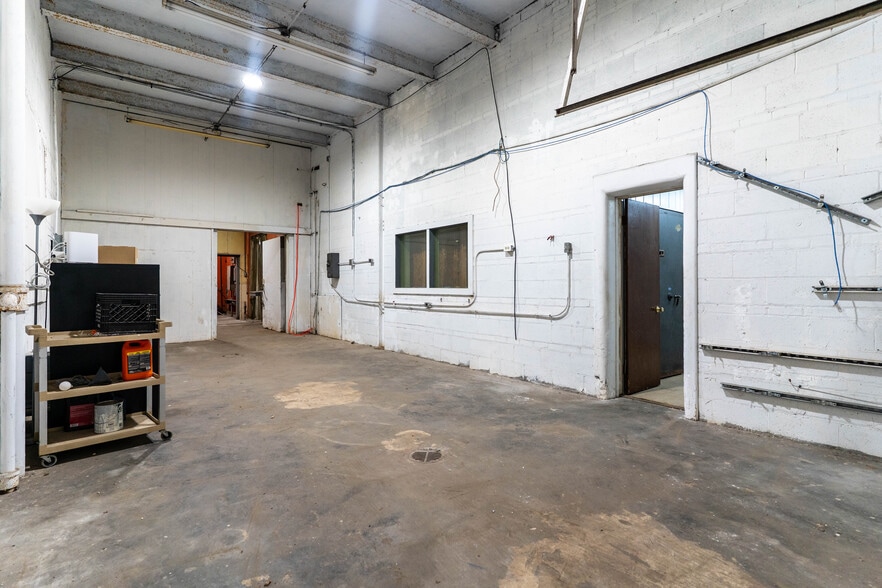 More Photos Of 1400 E 2nd St, Kansas City Manufacturing For Lease