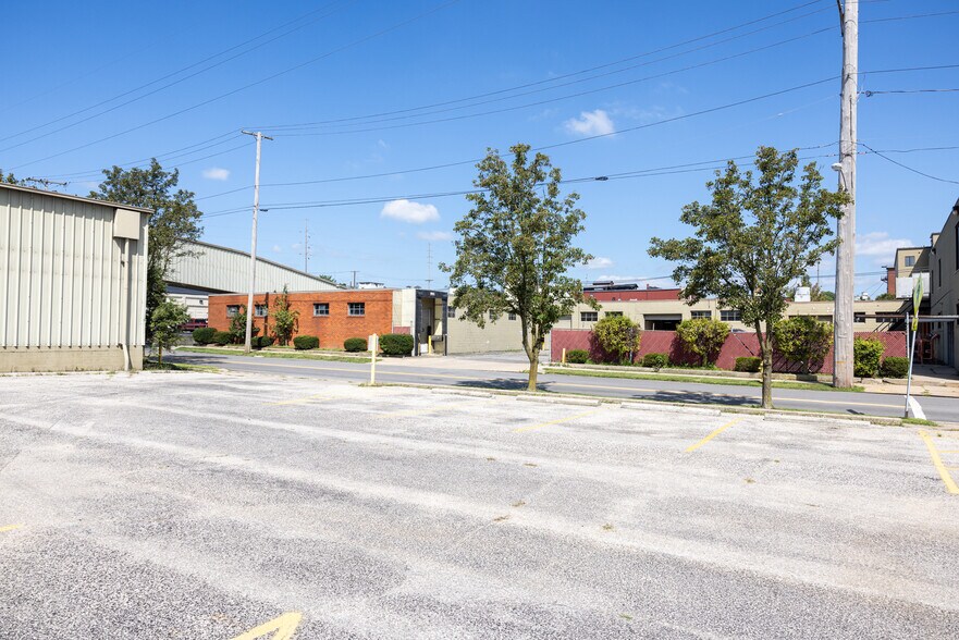 More Photos Of 246 E 4th St, Ashland Light Distribution For Lease