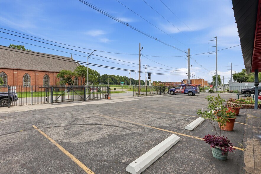 More Photos Of 7511 Leavenworth Rd, Kansas City Auto Repair For Sale