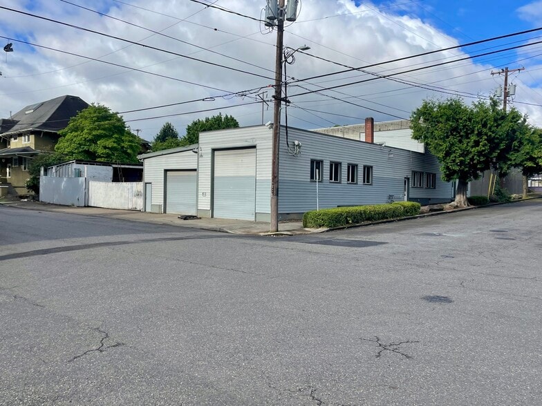 Primary Photo Of 930 SE Lincoln St, Portland Warehouse For Sale