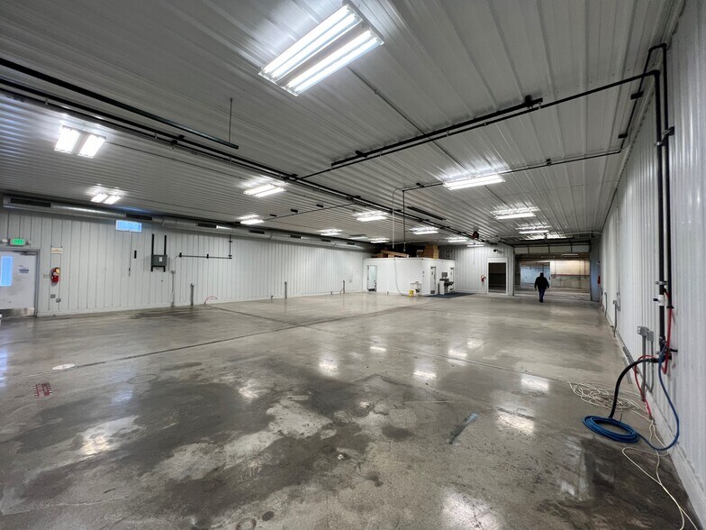 More Photos Of 616A-622 S Main St, Hebron Warehouse For Lease