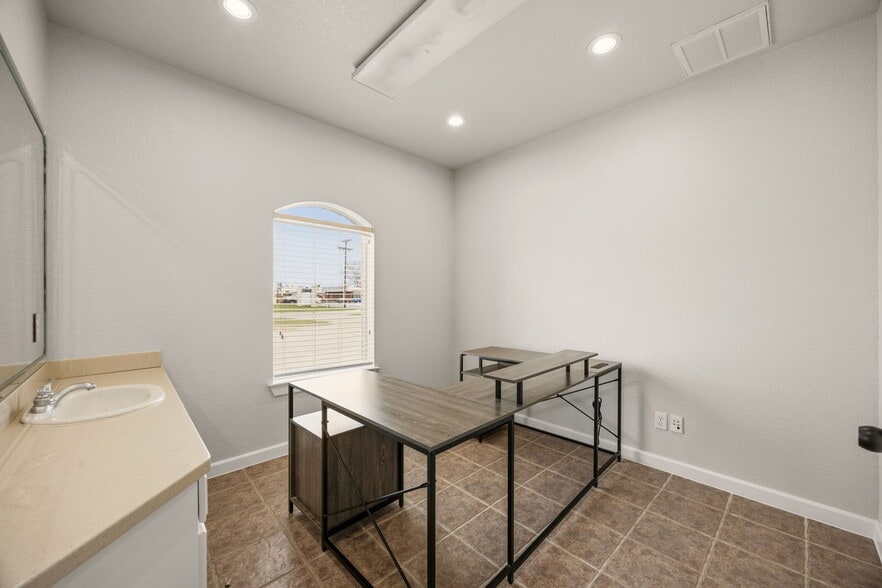 More Photos Of 401 Center Court Dr, Bridgeport Medical For Lease