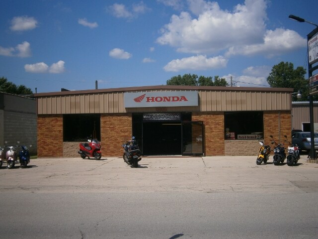 Primary Photo Of 1114 Valley Rd, Menasha Auto Repair For Sale