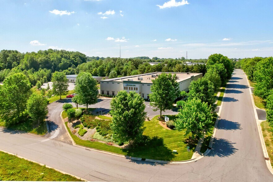 More Photos Of 160 Cedar Pointe Dr, Mooresville Flex For Sale