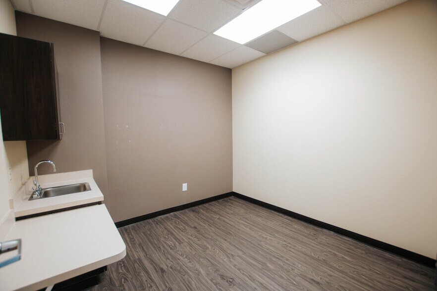 More Photos Of 9870 N Gateway Blvd, El Paso Office For Lease