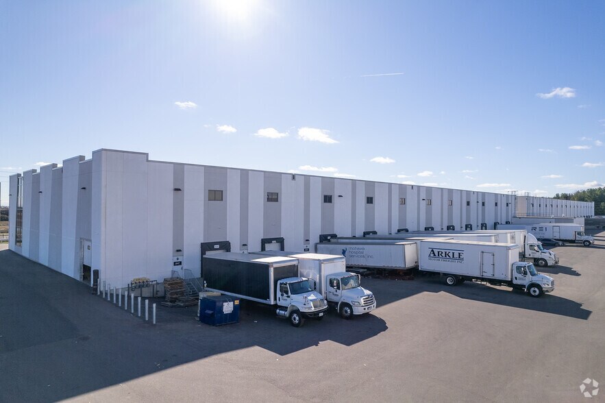 More Photos Of 20 Newkirk Ct, Brampton Distribution For Sale