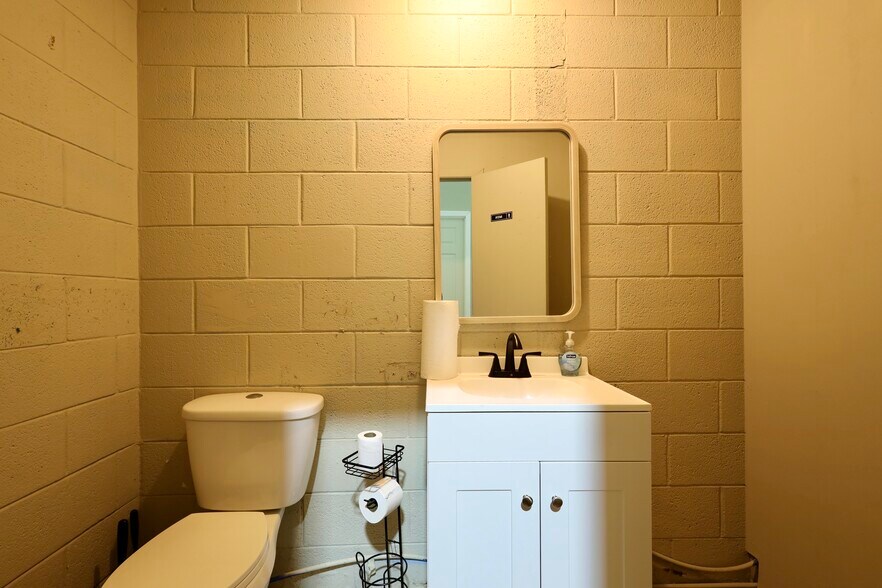 More Photos Of 180 S Macon St, Jesup Storefront Retail Office For Sale