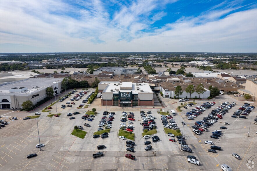 More Photos Of 2000 Willowbrook Mall, Houston Restaurant For Lease