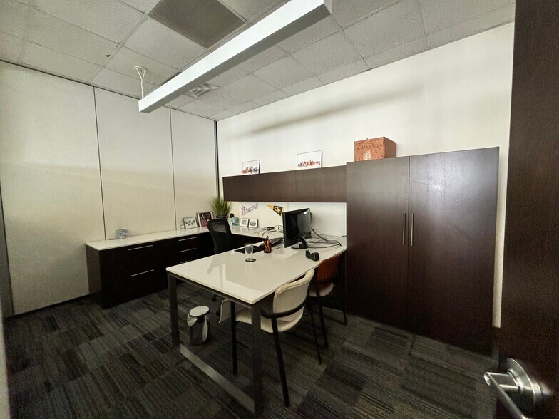 More Photos Of 6801 Portwest Dr, Houston Flex For Lease