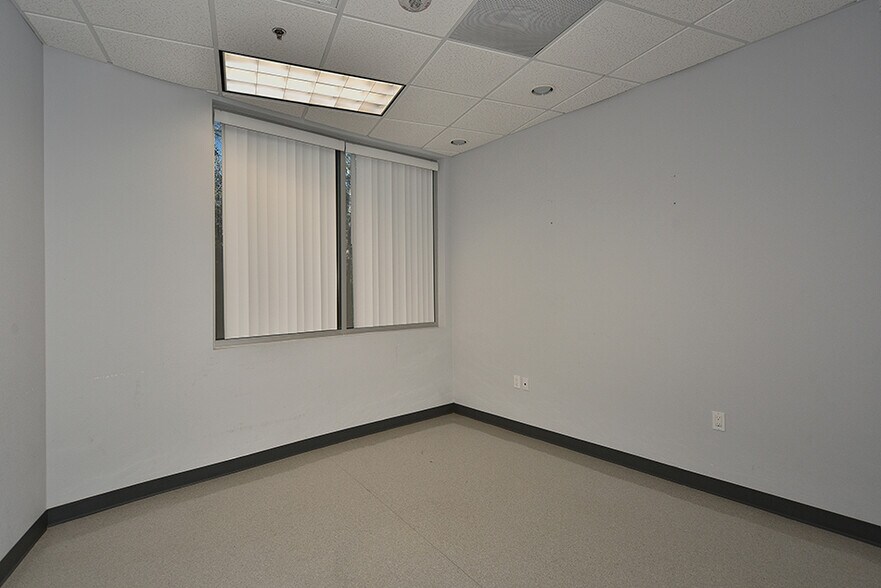 More Photos Of 114 Vision Park Blvd, Shenandoah Office For Sale