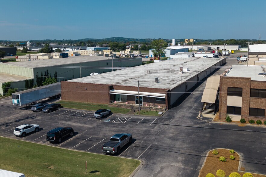More Photos Of 216 Hartmann Dr, Lebanon Distribution For Lease