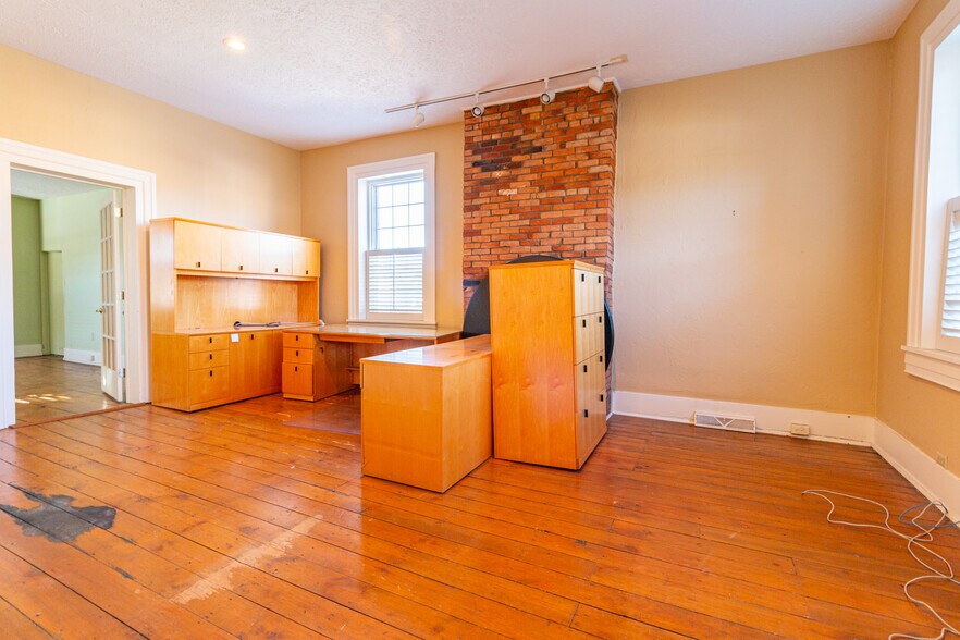 More Photos Of 323 S Main St, Zelienople Office Residential For Lease