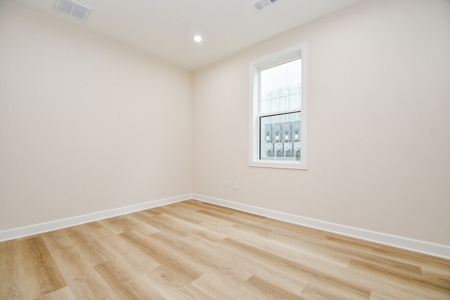 More Photos Of 1325 Main St, Katy Office For Lease