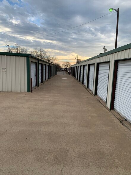 More Photos Of 1312 N Kaufman St, Seagoville Self Storage For Sale