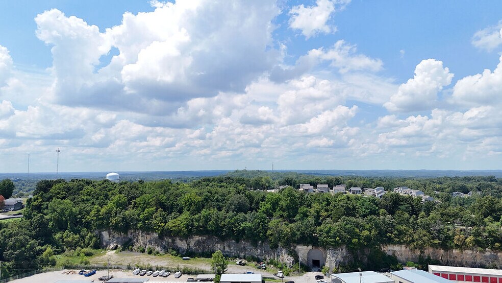 More Photos Of 20 Cave Industrial dr, Crystal City Industrial For Lease