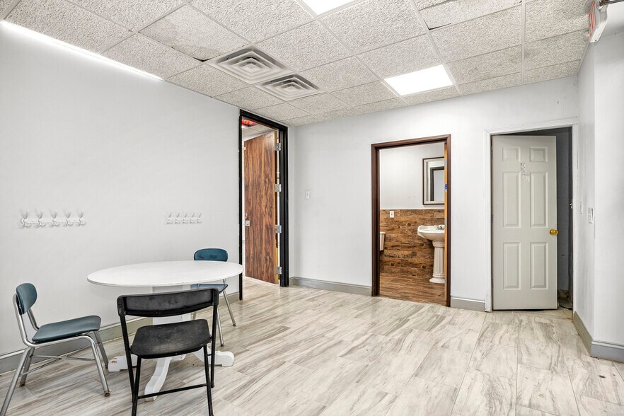 More Photos Of 24724 Lahser Rd, Southfield Office For Sale