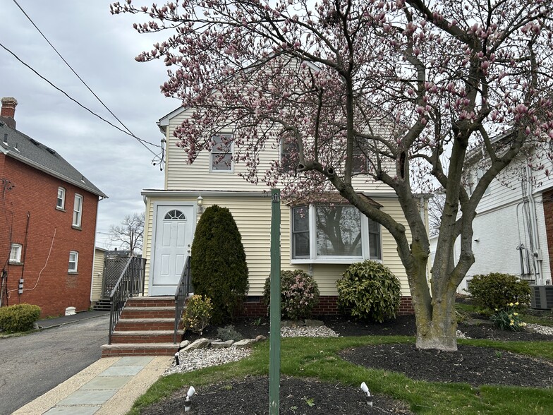 More Photos Of 847 King George Rd, Fords Office For Sale