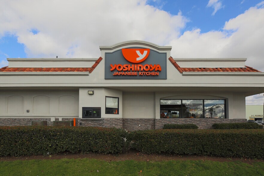 More Photos Of 317 San Fernando Mission Blvd, San Fernando Storefront For Lease