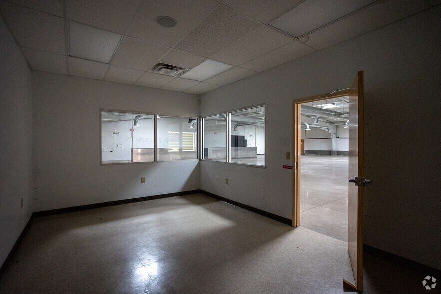 More Photos Of 113 Gold Ave, Grants Light Manufacturing For Sale