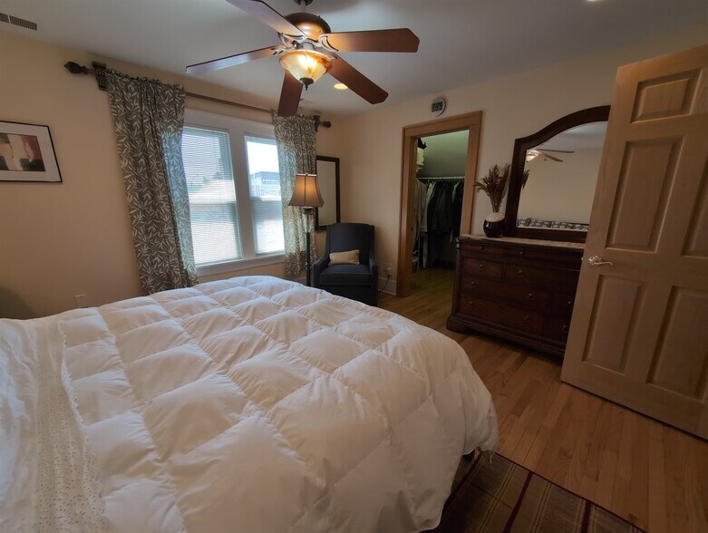 More Photos Of 417 N Hough St, Barrington Office For Sale