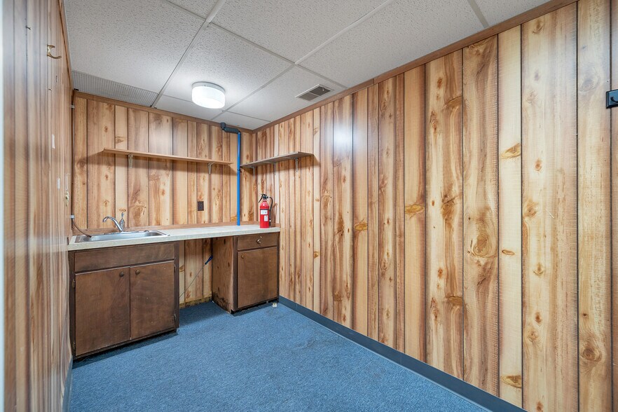 More Photos Of 340-348 N Military Ave, Green Bay Freestanding For Sale