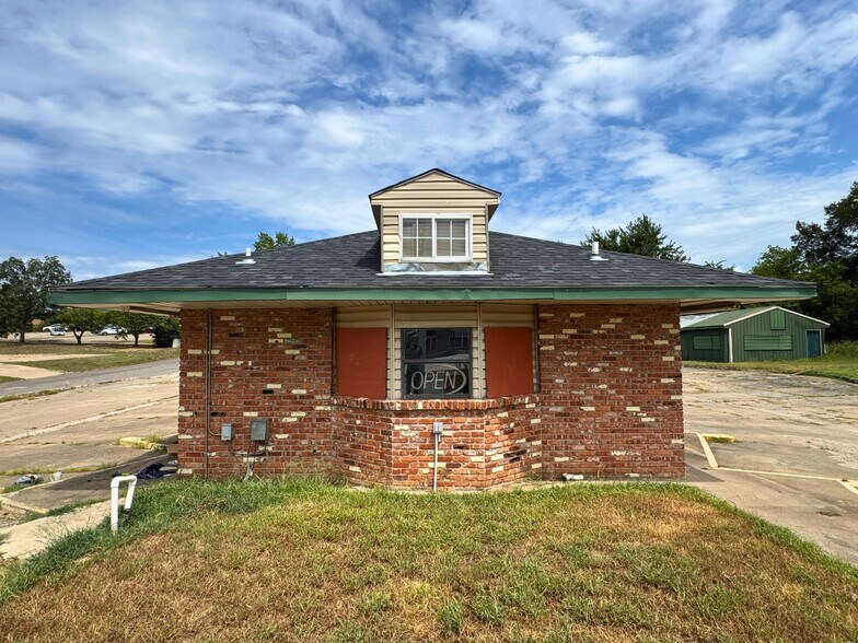 More Photos Of 520 W Broadway, Seminole Flex For Sale