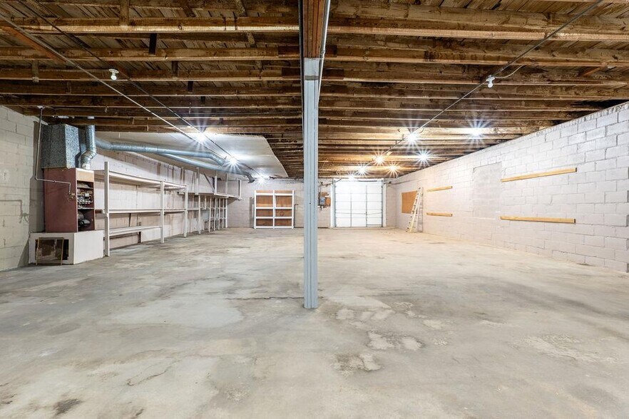 More Photos Of 116-118 S Union Ave, Shawnee Showroom For Sale