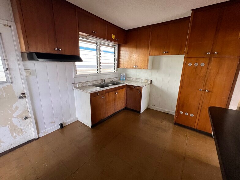 More Photos Of 94-168 Leoleo St, Waipahu Service For Sale