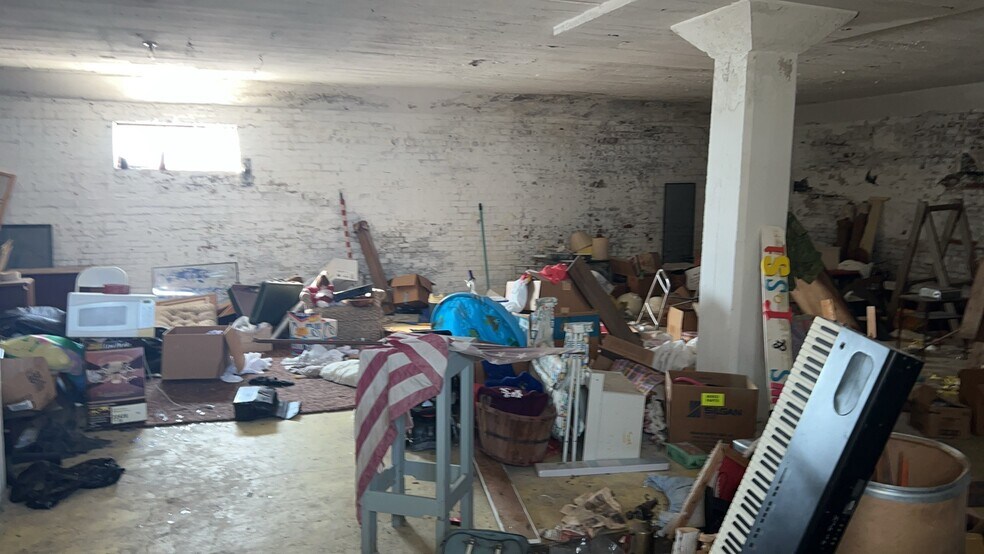 More Photos Of 507 4th St, Springfield Self Storage For Sale