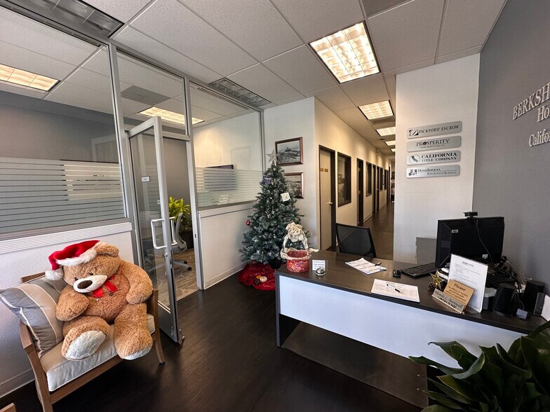 More Photos Of 953-955 Orange Ave, Coronado Storefront For Lease