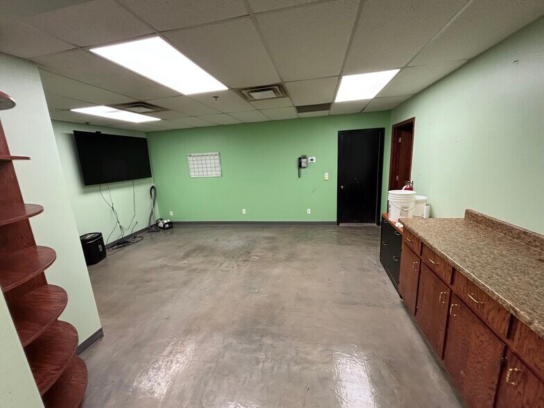More Photos Of 4003 J St SW, Cedar Rapids Warehouse For Lease