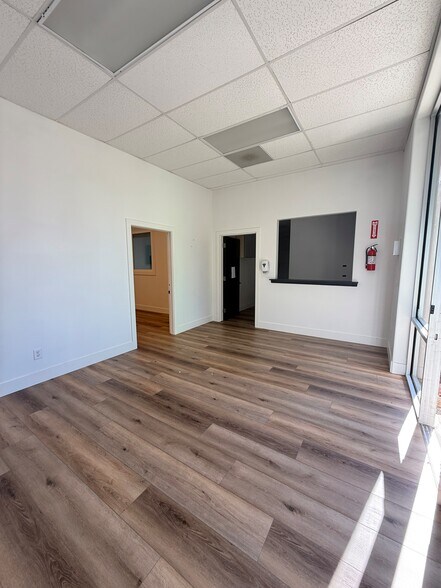 More Photos Of 215 W Ash St, Fallbrook Light Distribution For Lease