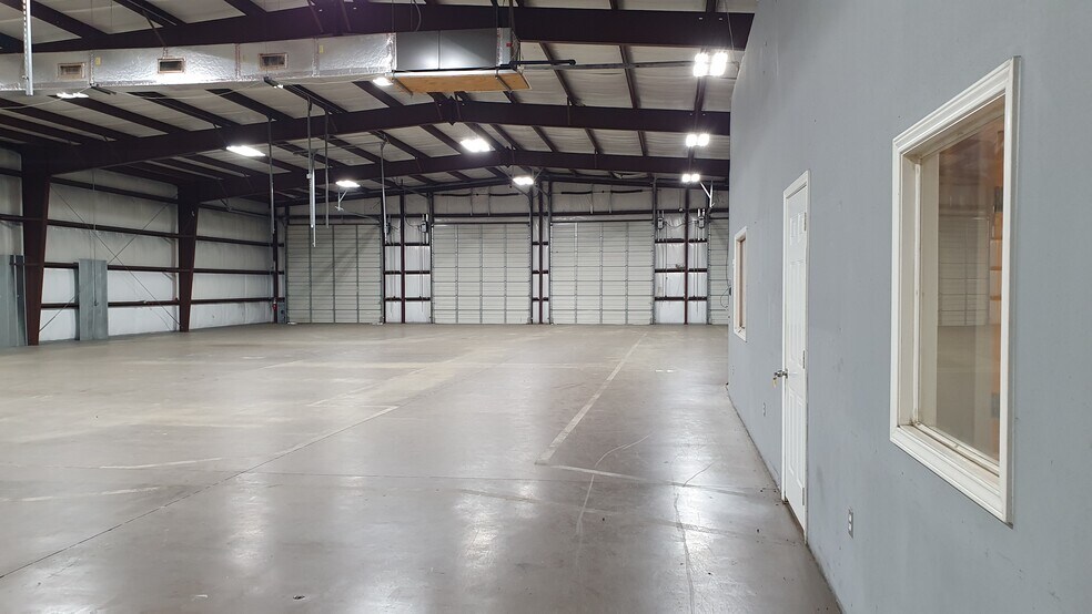 More Photos Of 7511 Oak Bluff Dr, Magnolia Warehouse For Lease