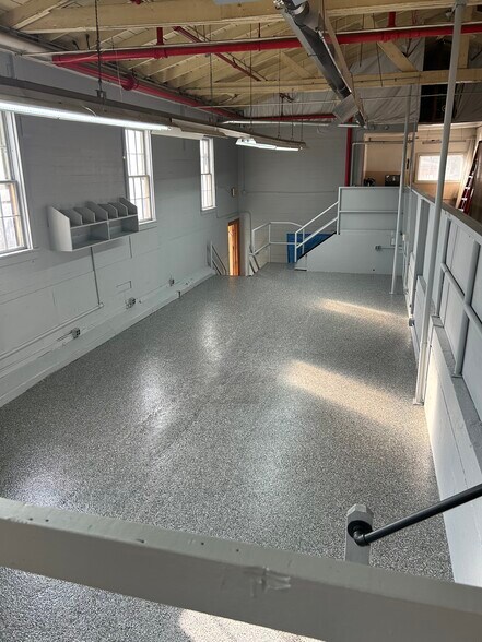 More Photos Of 15 Eagle St, Phelps Manufacturing For Lease