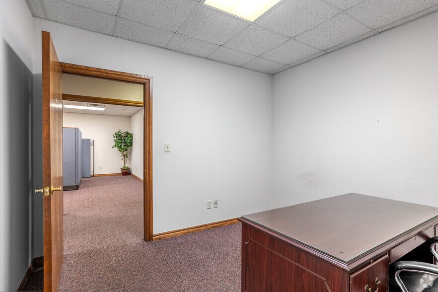 More Photos Of 2421 Wilcox Dr, Norman Office For Lease