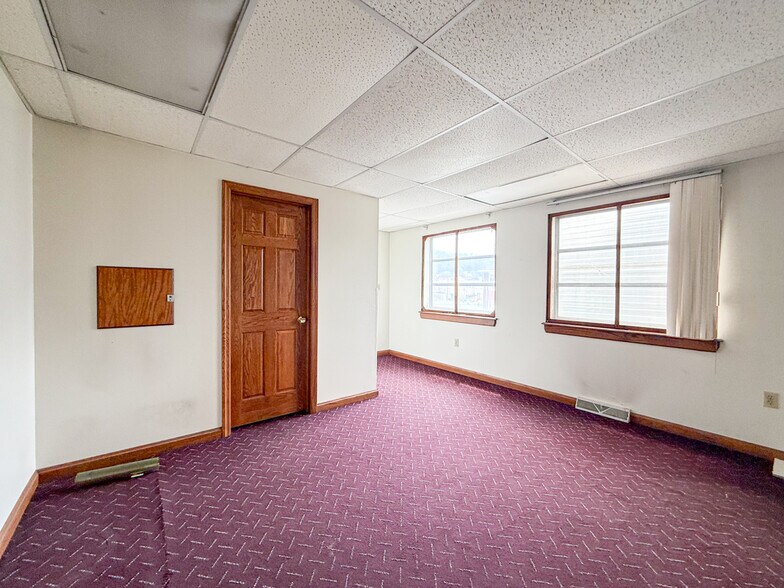 More Photos Of 416 Pittsburgh Cir, Ellwood City Warehouse For Lease