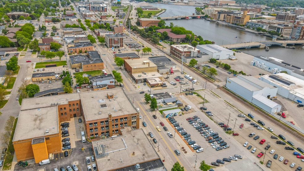 More Photos Of 201 S Broadway, Green Bay Restaurant For Sale