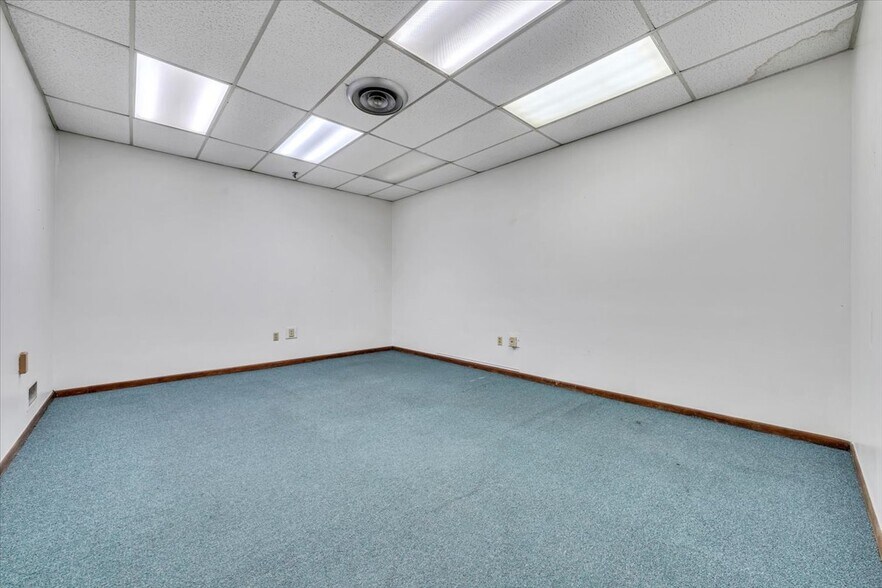 More Photos Of 650 Frith Dr, Ridgeway Manufacturing For Lease