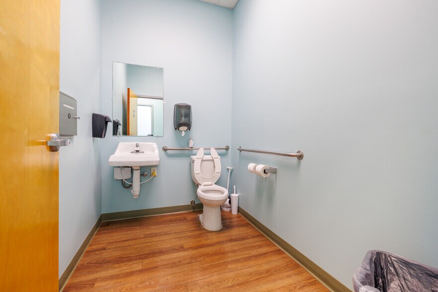 More Photos Of 815 E 68th St, Savannah Medical For Lease