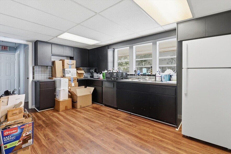 More Photos Of 823 NE 5th St, Crystal River Office For Sale