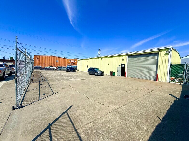 More Photos Of 9828 Pearmain St, Oakland Warehouse For Lease